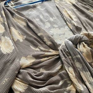 William B quarter sleeve tie knot blouse. Soft mauve/cream tan floral print